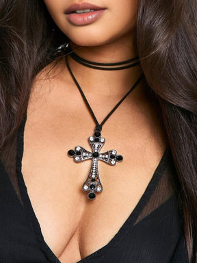 Collier ras de cou croix gothique élégant