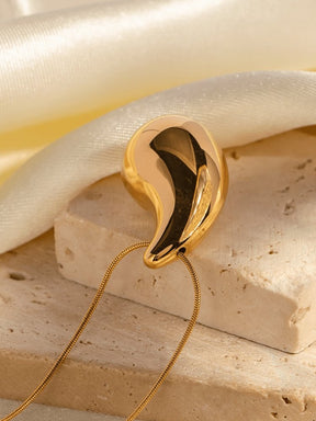 Détail pendentif goutte dorée lune