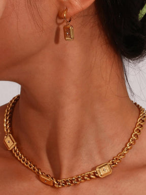 Collier étoilé doré porté élégance