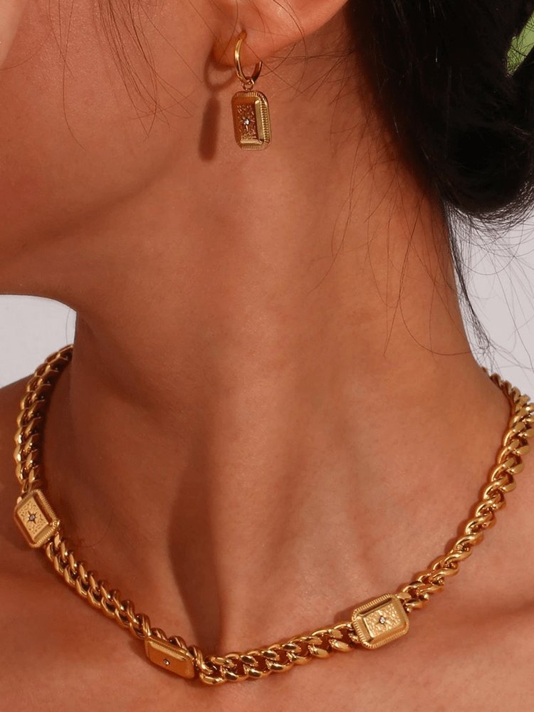 Collier étoilé doré porté élégance