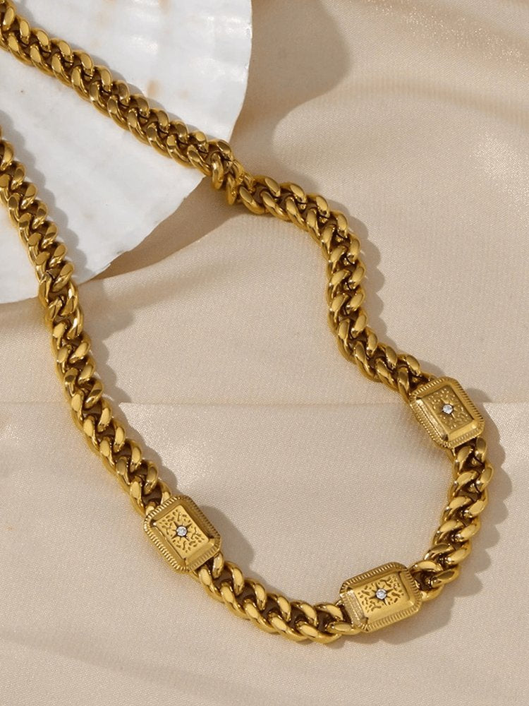 Collier chaîne dorée grâce