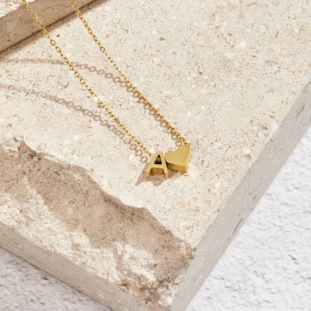 Détail du pendentif initiale et cœur doré