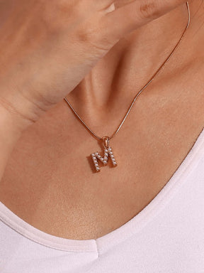 Collier initiale perlée or porté élégance