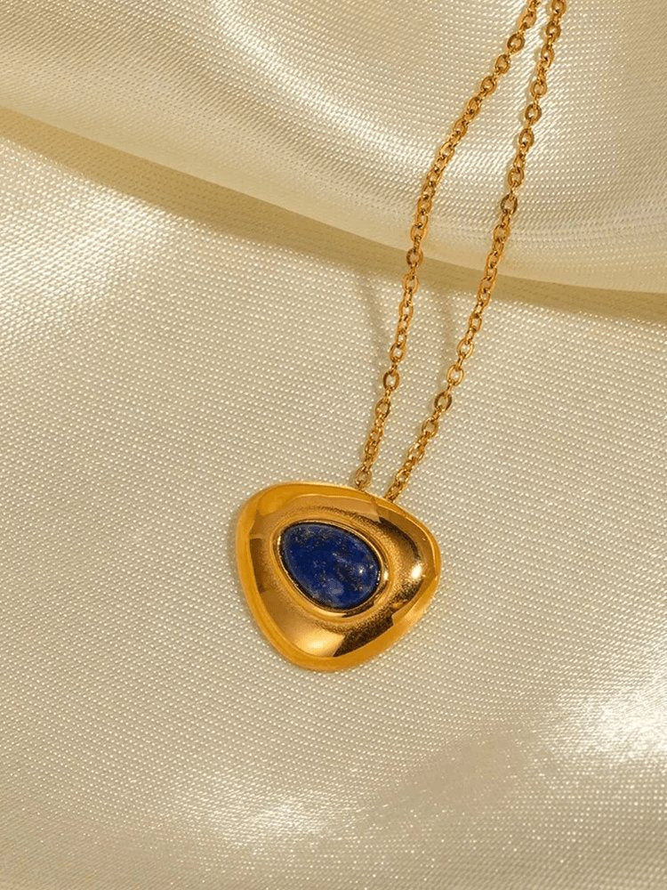 Collier lapis lazuli plaqué or porté gracieux