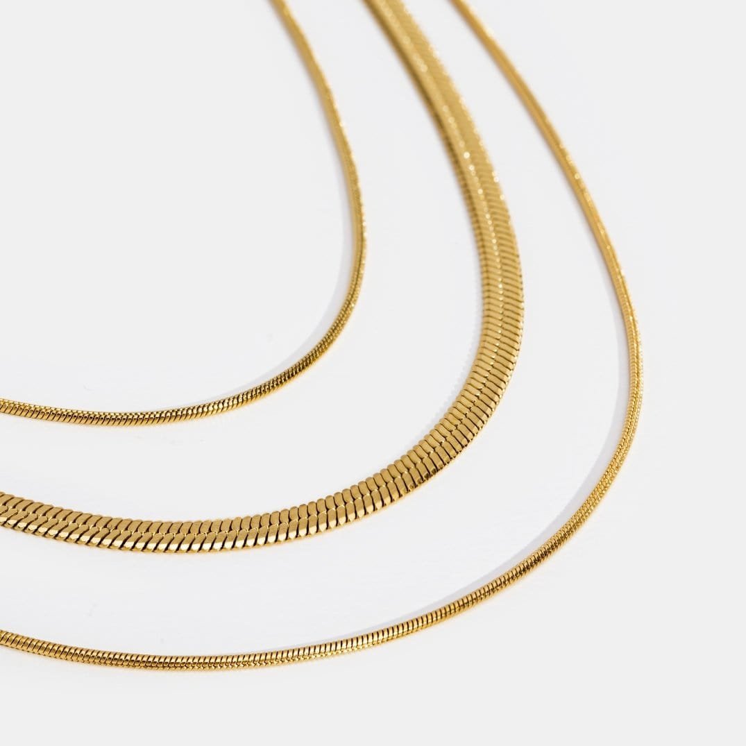 Vue d'ensemble du collier multicouche doré reflet