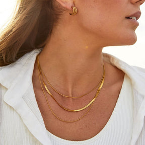Vue rapprochée du collier multicouche doré étoile