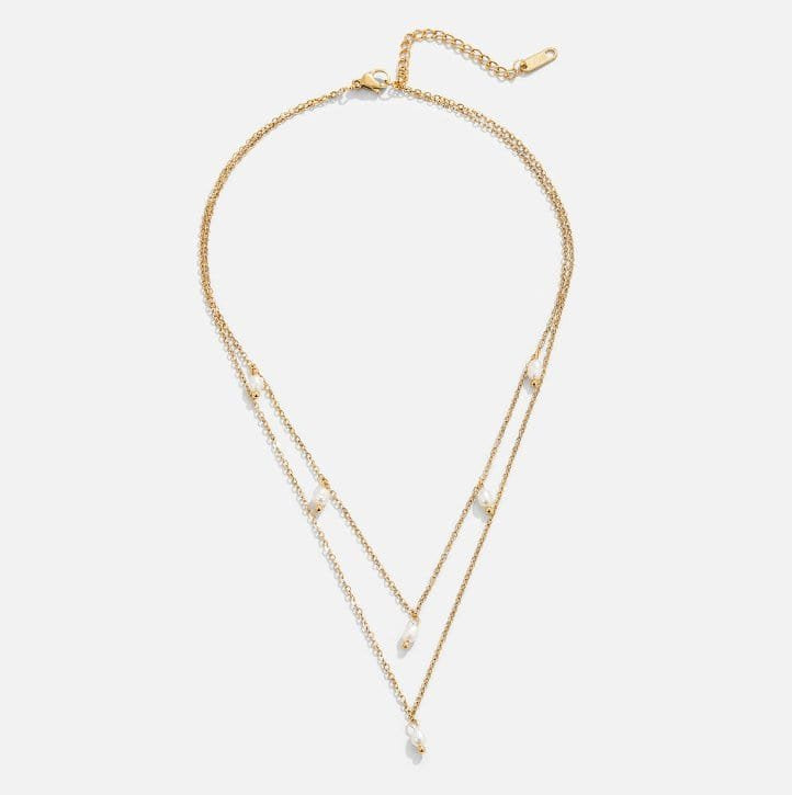 Collier porté avec tenue élégante harmonie