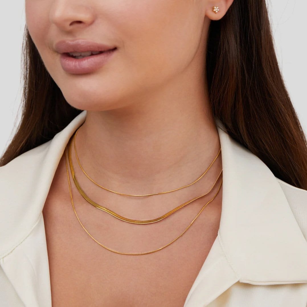 Collier multicouches doré porté élégance