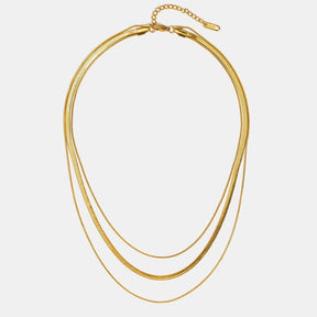 Vue rapprochée du collier doré éclat