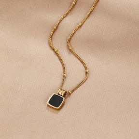 Collier pendentif carré noir et or élégant doux