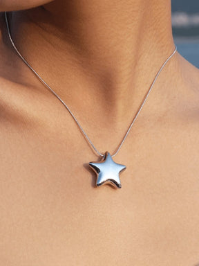Collier étoile argenté porté douceur