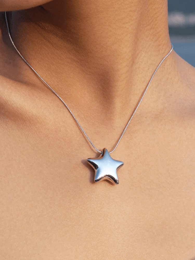 Collier étoile argenté porté douceur