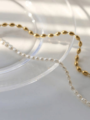 Collier perles dorées porté raffinement