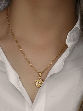 Porter du collier œil porte-bonheur zen