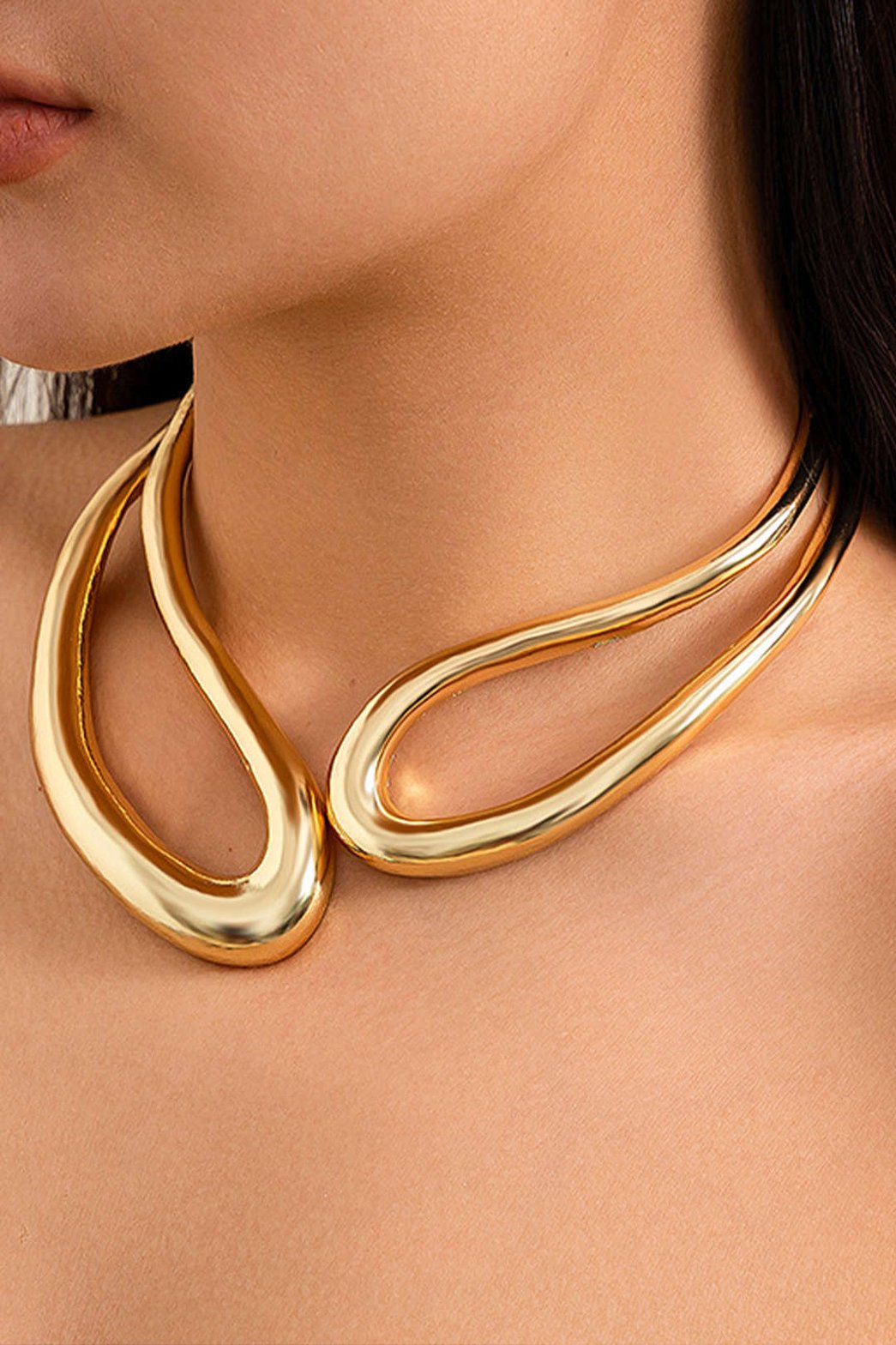 Collier sculptural doré grâce