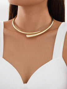 Collier ras de cou doré élégant harmonie