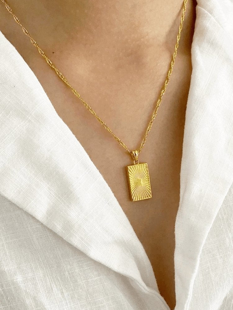 Collier rectangle plaqué or élégant harmonie