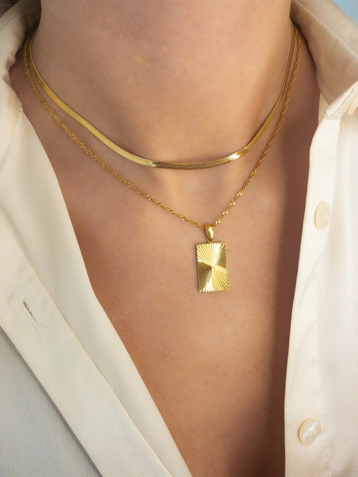 Collier rectangle porté élégance