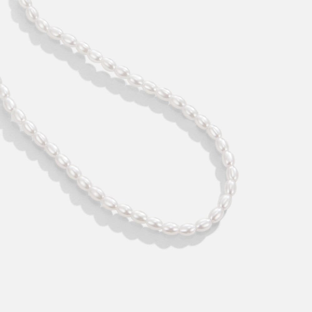 Collier de perles présenté avec style étincelant