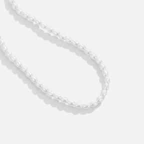 Collier de perles présenté avec style étincelant
