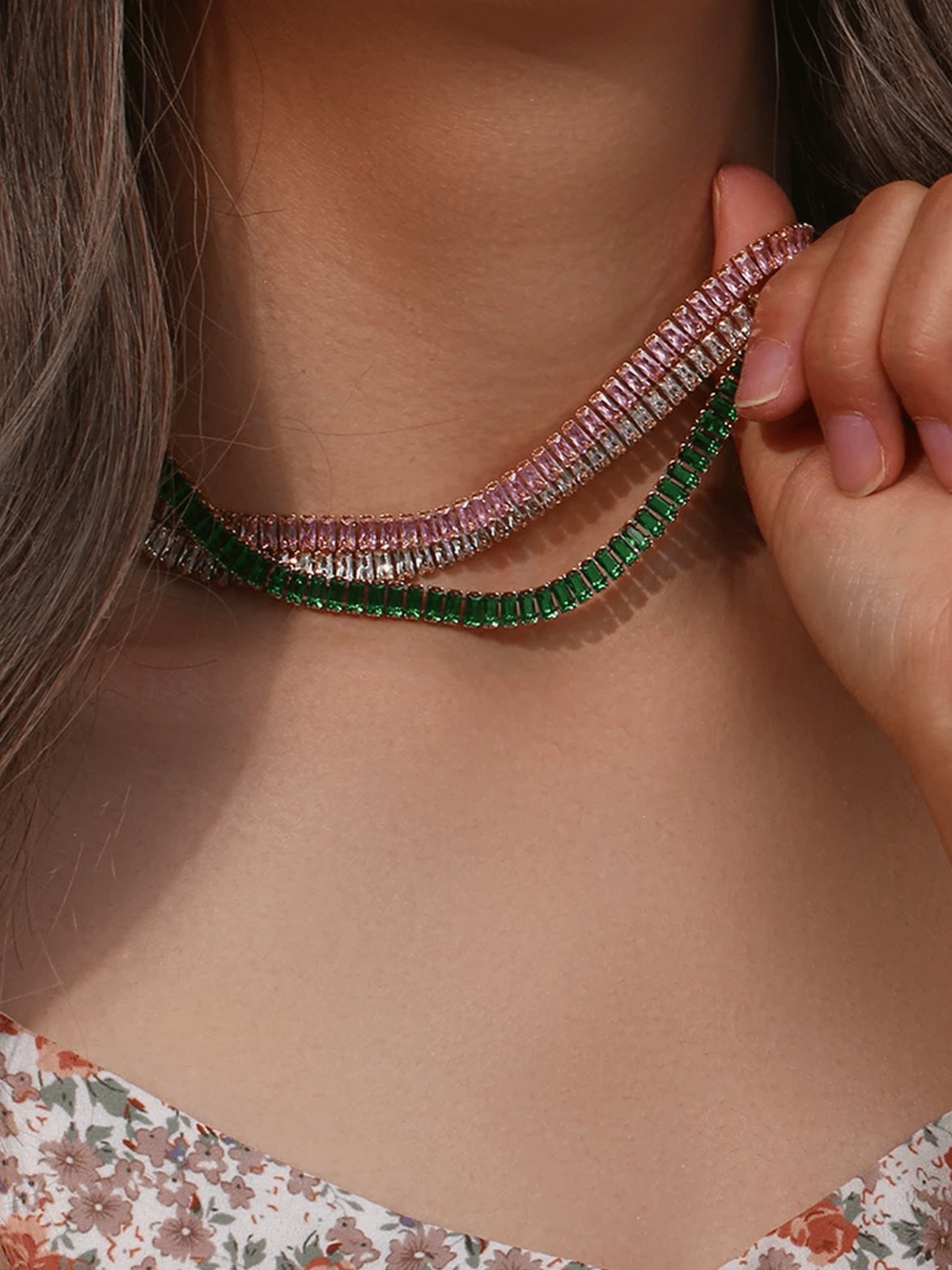 Collier tennis rose élégant porté douceur