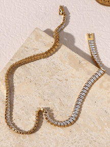 Collier tennis blanc porté élégance