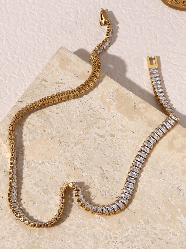 Collier tennis blanc porté élégance
