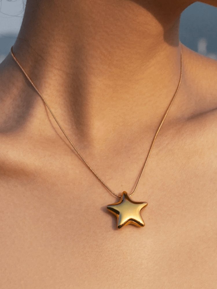 Collier étoile doré élégant porté lumière