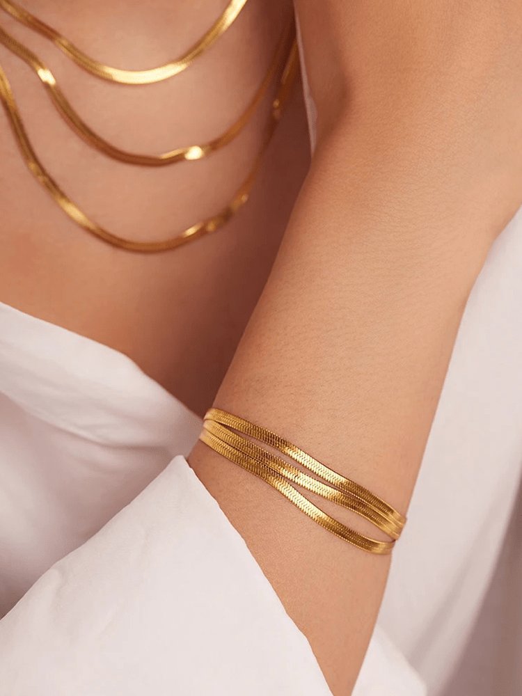 Collier multicouche doré élégant lumière