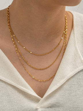 Collier triple rang doré porté élégance