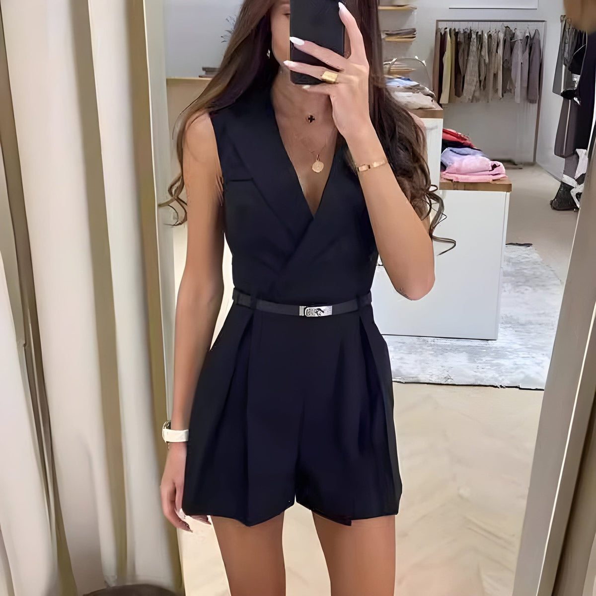 Combinaison chic avec ceinture dorée étoile