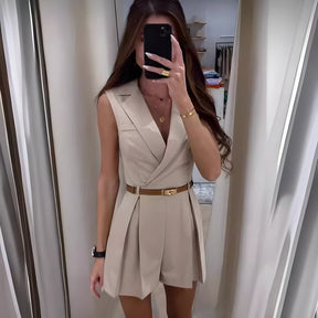 Combinaison élégante beige sans manches soleil