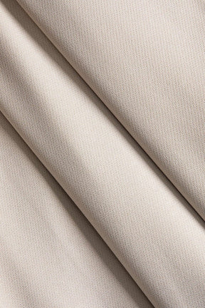Combinaison asymétrique beige vue de dos grâce