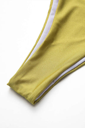 Vue côté du bikini jaune océan