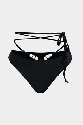 Vue latérale du bikini et robe fendue brise