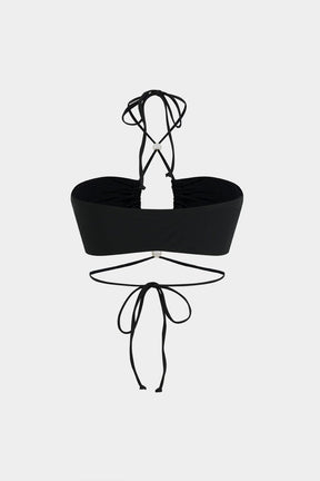 Détail des perles sur le bikini noir vague