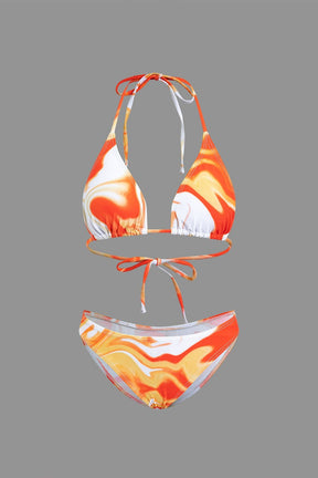 Ensemble bikini tie-dye orange avec paréo sable