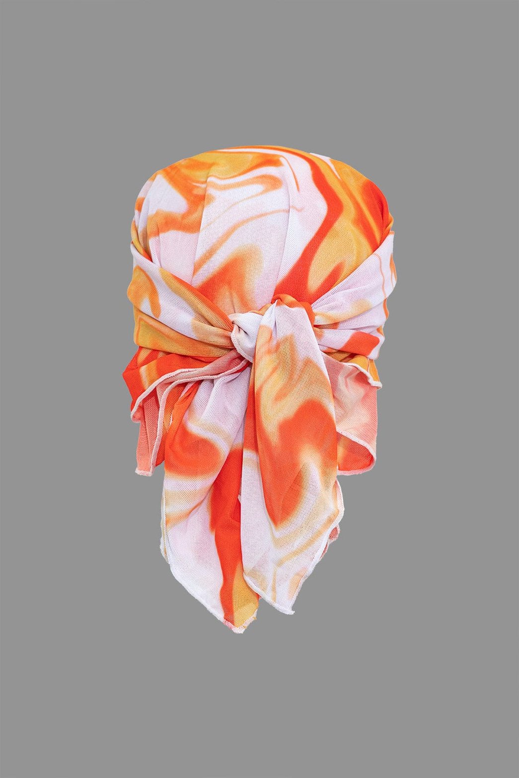 Ensemble bikini tie-dye orange porté palmier