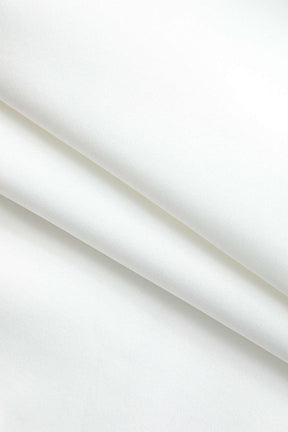 Ensemble coordonné blanc sophistiqué grâce