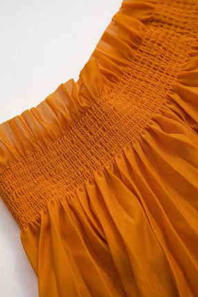 Détail des plis du pantalon orange fluidité