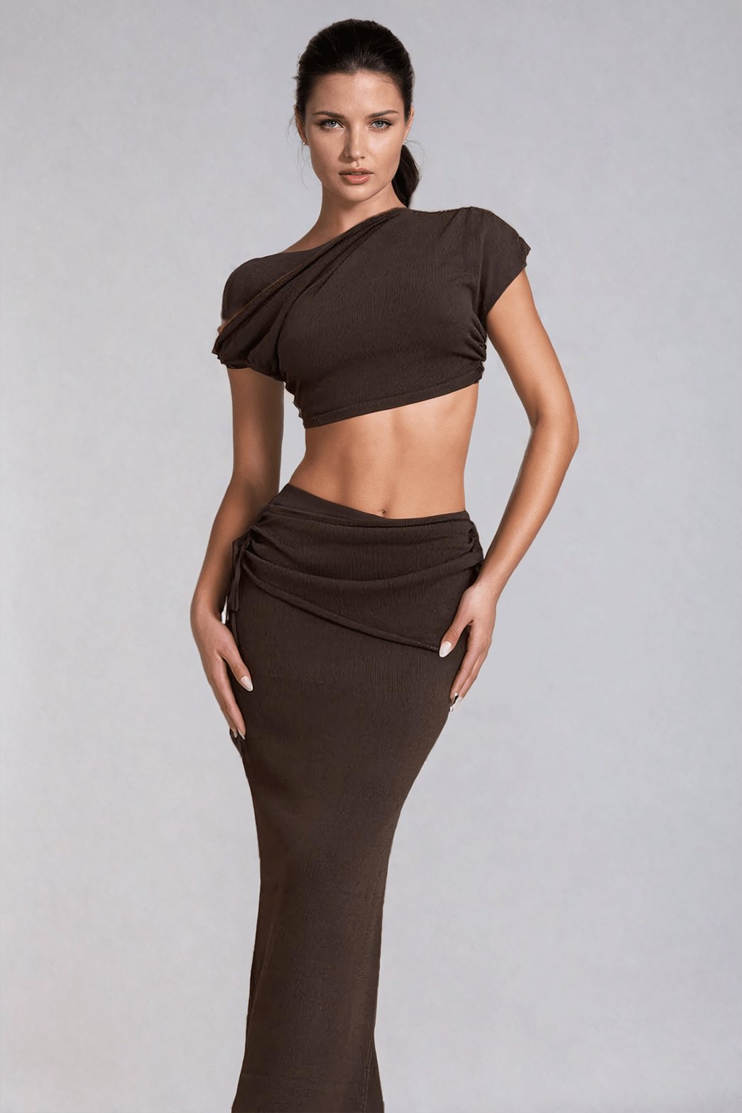 Ensemble Crop Top Asymétrique et Jupe Longue à Cordons