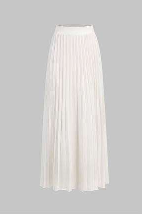 Détail jupe plissée blanche fluide grâce