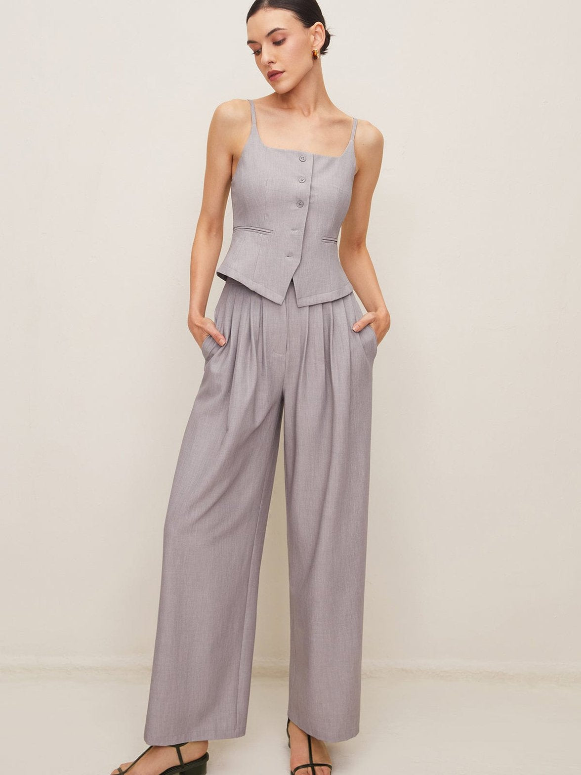 Pantalon large gris coupe droite vague