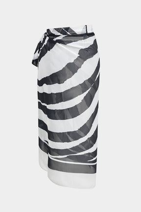 Vue de profil ensemble maillot et paréo sable