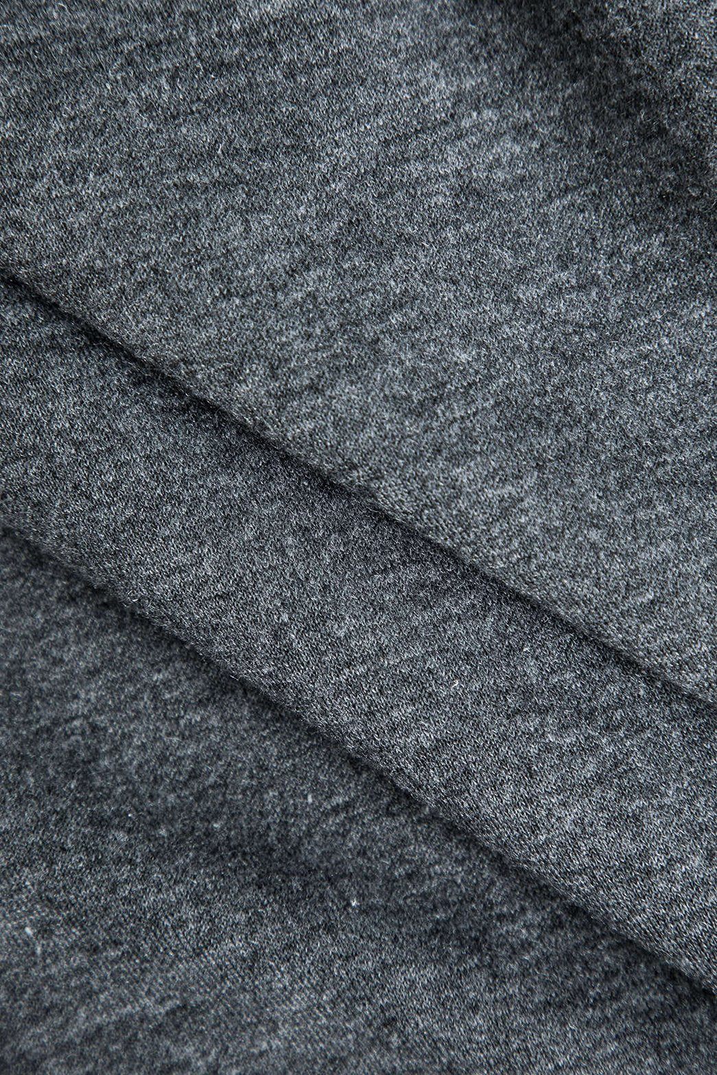 Détail de la matière ensemble sportswear gris brume
