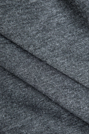Détail de la matière ensemble sportswear gris brume