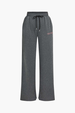 Détail du pantalon sportswear gris brise