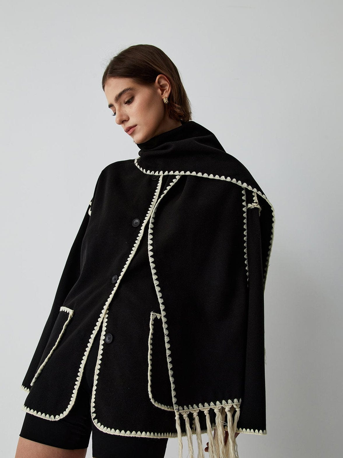 Veste noire élégante avec bordure contrastée soleil