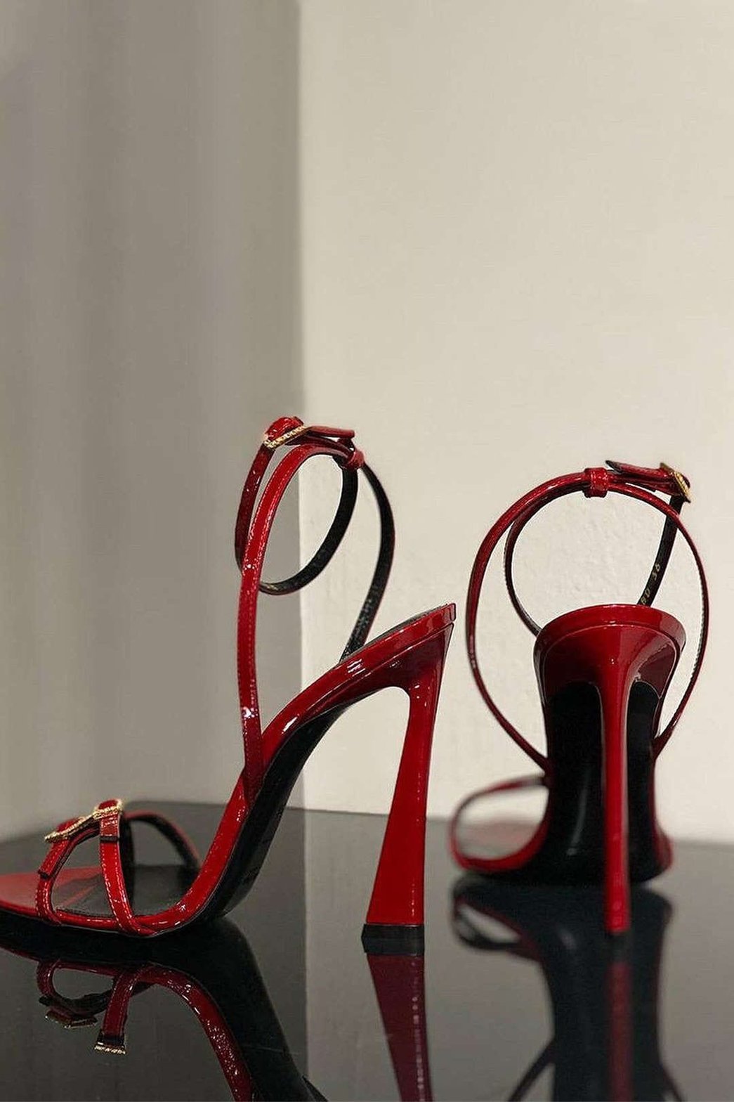 Vue latérale escarpin rouge verni étoile