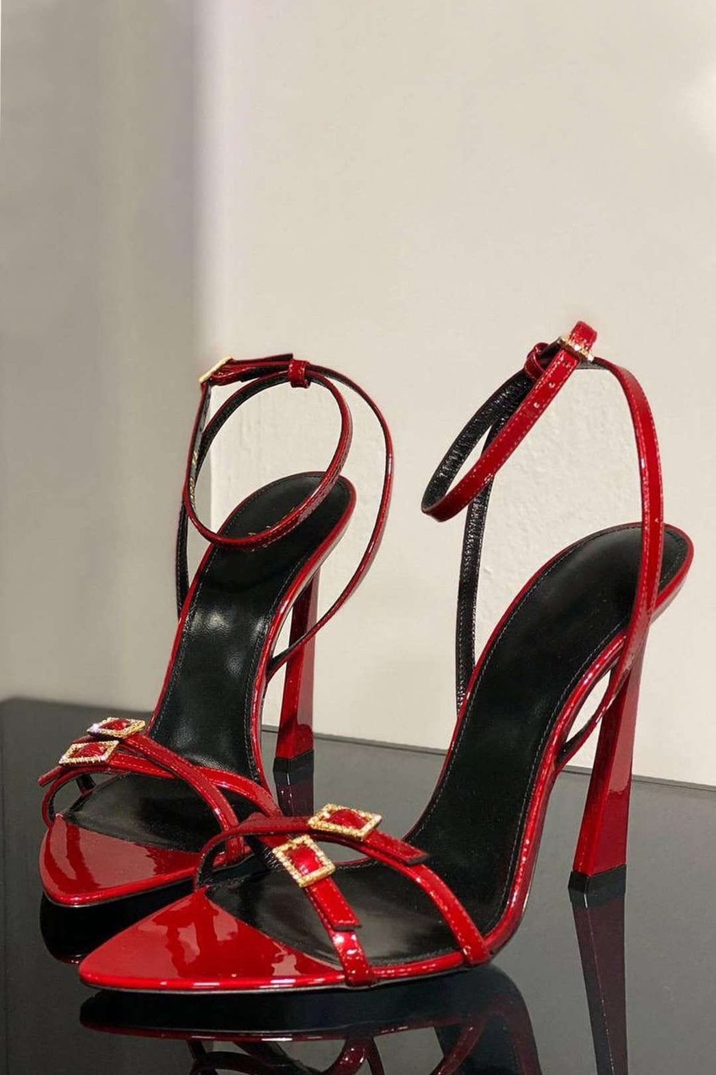 Escarpins vernis rouge à boucle brillante soleil